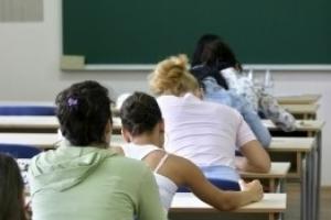 leerlingen in een klas zitten achter elkaar voor een examen