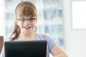 Afbeelding van een blind meisje aan het werk met een laptop voor zich