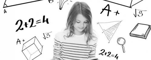 wiskundige vormen, notaties en een meisje dat een studieboek leest