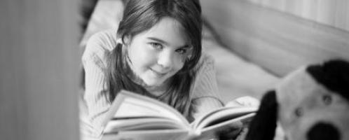 Meisje leest in boek
