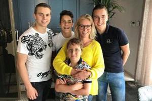 Mariska Bauer omringd door haar 4 zoons