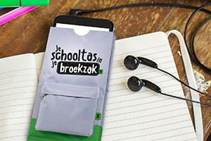 mobiel met tekst 'je schooltas in je broekzak'ligt op een boek