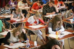 leerlingen in grote zaal maken examen