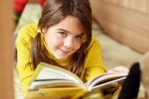 Meisje leest in boek