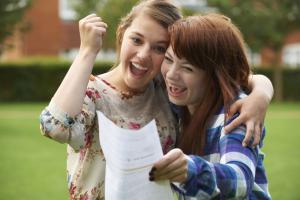 twee tienermeisjes zijn blij met toetsuitslag