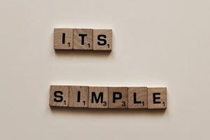 scrabble letters die het zinnetje maken: it's simple